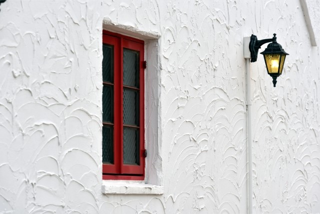 外壁に漆喰にする場合のメリット・デメリットは？費用や耐用年数などを簡単解説！